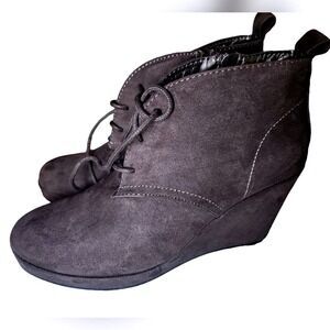DV by Dolce Vita Brown Suede Wedge Ankle Booties Boots‎ Size 7